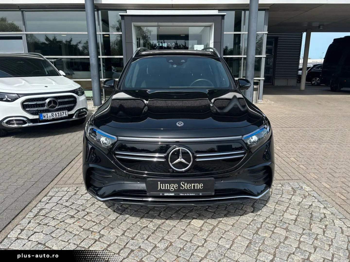MERCEDES-BENZ EQB 300 4M AMG Distronic Pano CarPlay 360