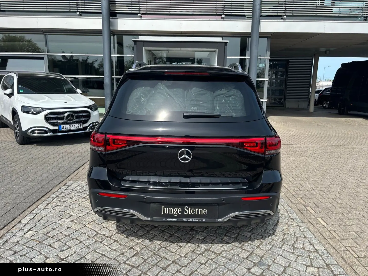 MERCEDES-BENZ EQB 300 4M AMG Distronic Pano CarPlay 360