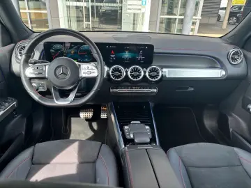 MERCEDES-BENZ EQB 300 4M AMG Distronic Pano CarPlay 360