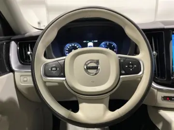 VOLVO XC60 B4 Diesel Momentum Pro Automatik EU6 Leder