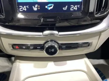 VOLVO XC60 B4 Diesel Momentum Pro Automatik EU6 Leder