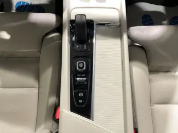 VOLVO XC60 B4 Diesel Momentum Pro Automatik EU6 Leder