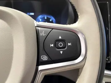 VOLVO XC60 B4 Diesel Momentum Pro Automatik EU6 Leder