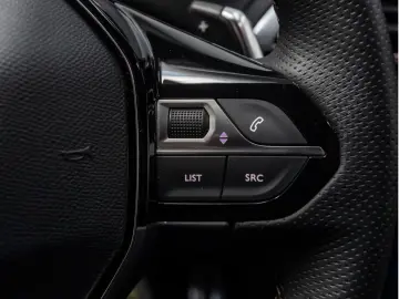 PEUGEOT 3008 GT HYBRID 136 e-DSC6 ACC LED NAVI KAMERA BT