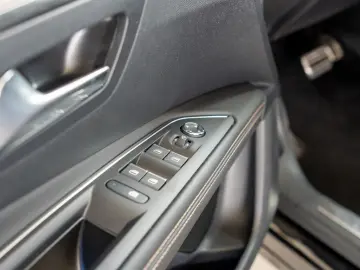 PEUGEOT 3008 GT Hybrid 136 e-DSC6 ACC LED NAVI