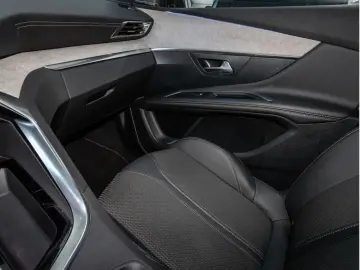 PEUGEOT 3008 GT Hybrid 136 e-DSC6 ACC PANO LED NAVI