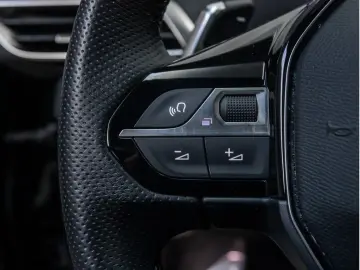 PEUGEOT 3008 GT Hybrid 136 e-DSC6 ACC PANO LED NAVI