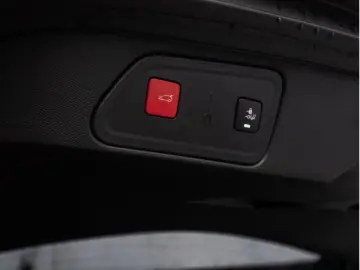 PEUGEOT 3008 GT Hybrid 136 e-DSC6 ACC PANO LED NAVI