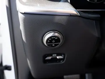 MERCEDES-BENZ GLC 200 4M AMG-Sport Pano AHK Night Distr Memo