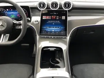 MERCEDES-BENZ GLC 200 4MATIC  MBUX AMG Pano AHK SpurW S-Sitz