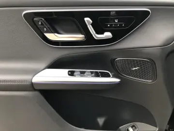 MERCEDES-BENZ GLC 200 4MATIC  MBUX AMG Pano AHK SpurW S-Sitz