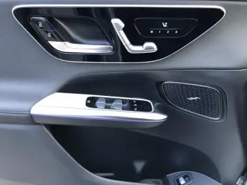 MERCEDES-BENZ GLC 200 4MATIC  MBUX AMG Pano AHK