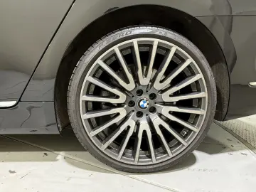 BMW 750i xDrive Limousine Standhzg AHK Massage GSD