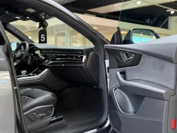 AUDI SQ8 4.0 TFSI qu. Head-Up B&O StHzg Massage 23