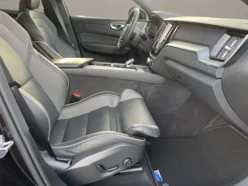 VOLVO XC60 B5 AWD Ultra Black Edition AHK 360  NAVI