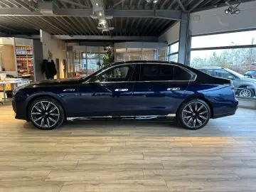 BMW i7 xDrive M70 NP. 235.799€ TV SWAROWSKI KASCHMIR