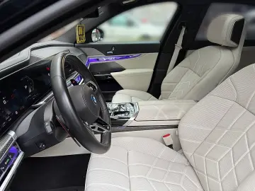 BMW M760e xDrive Limousine 18 7 kWh Aut.