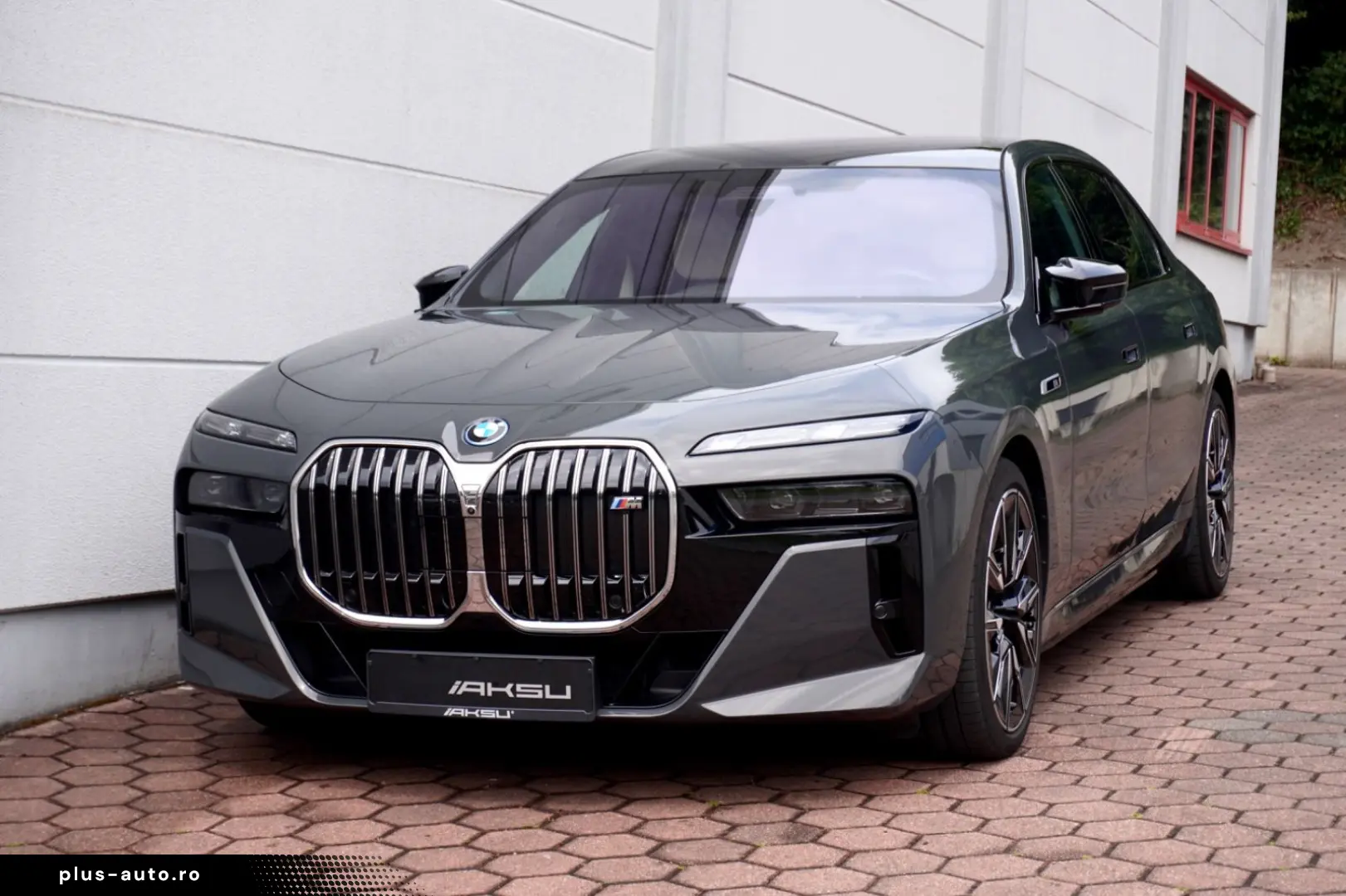 BMW M70 INDIVIDUAL PANO SKY-L CINEMA B&W CARBON ICON