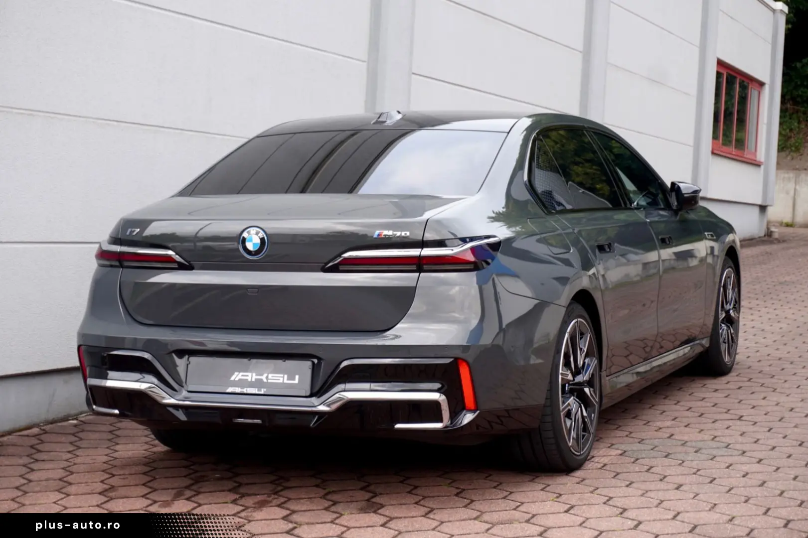 BMW M70 INDIVIDUAL PANO SKY-L CINEMA B&W CARBON ICON