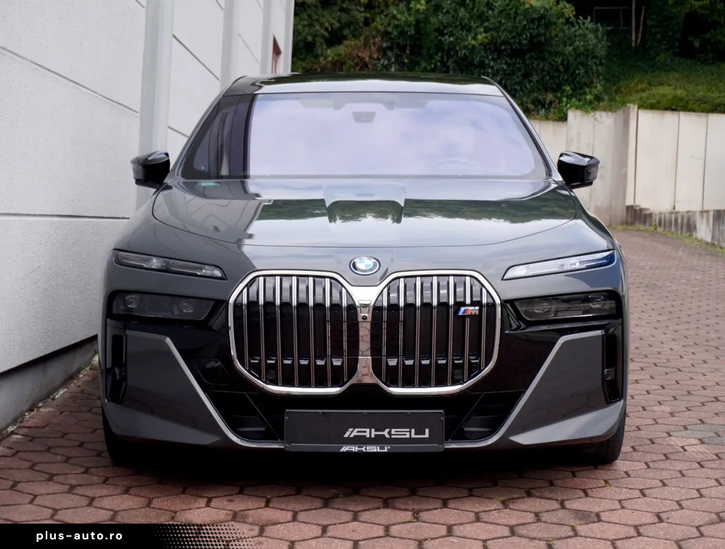 BMW M70 INDIVIDUAL PANO SKY-L CINEMA B&W CARBON ICON