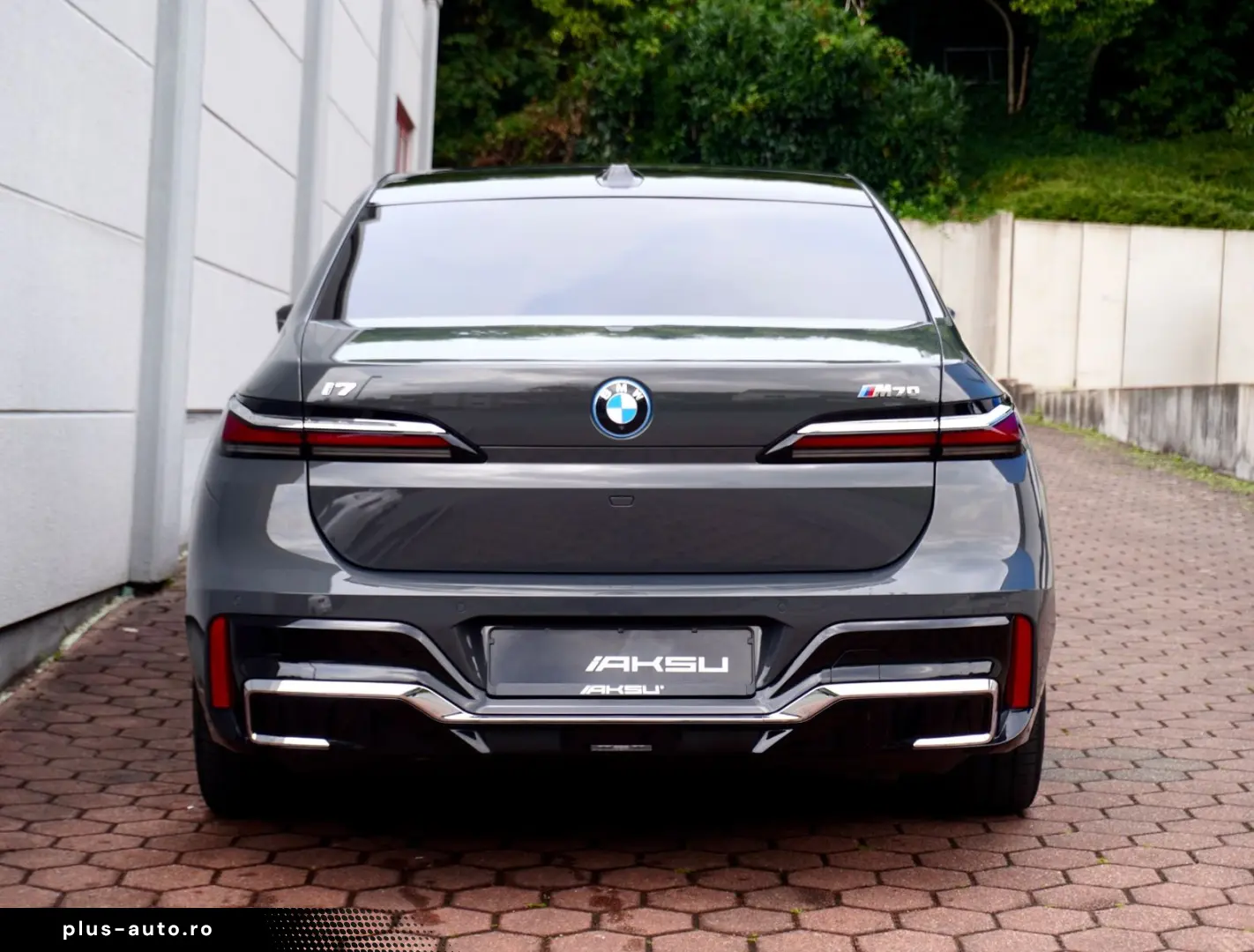 BMW M70 INDIVIDUAL PANO SKY-L CINEMA B&W CARBON ICON