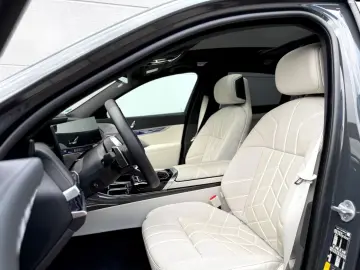 BMW M70 INDIVIDUAL PANO SKY-L CINEMA B&W CARBON ICON