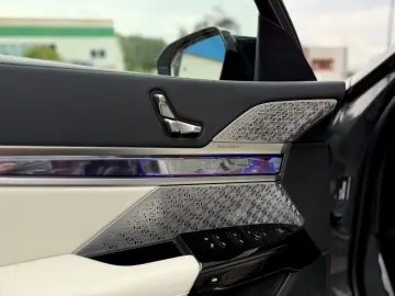 BMW M70 INDIVIDUAL PANO SKY-L CINEMA B&W CARBON ICON