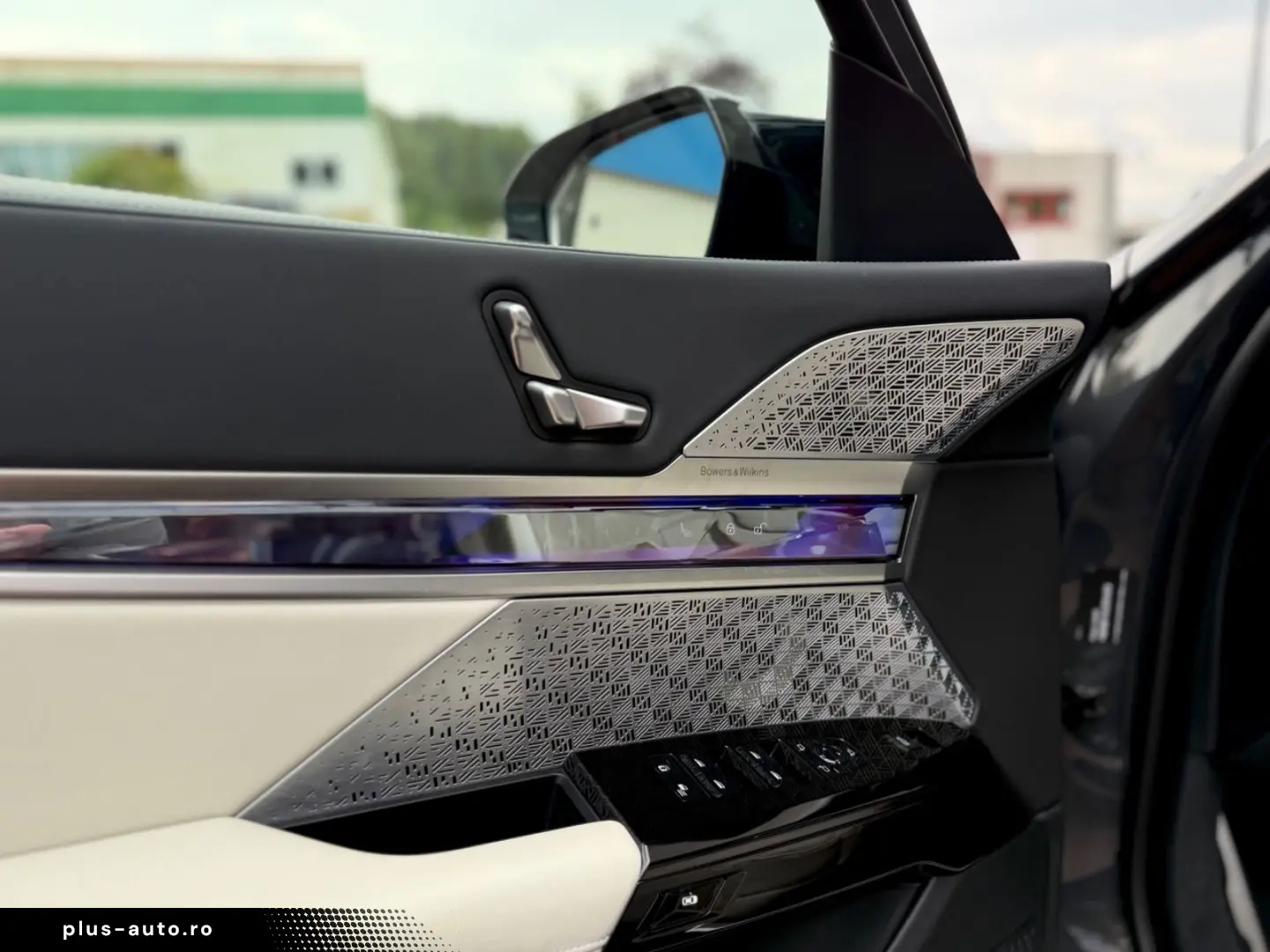 BMW M70 INDIVIDUAL PANO SKY-L CINEMA B&W CARBON ICON