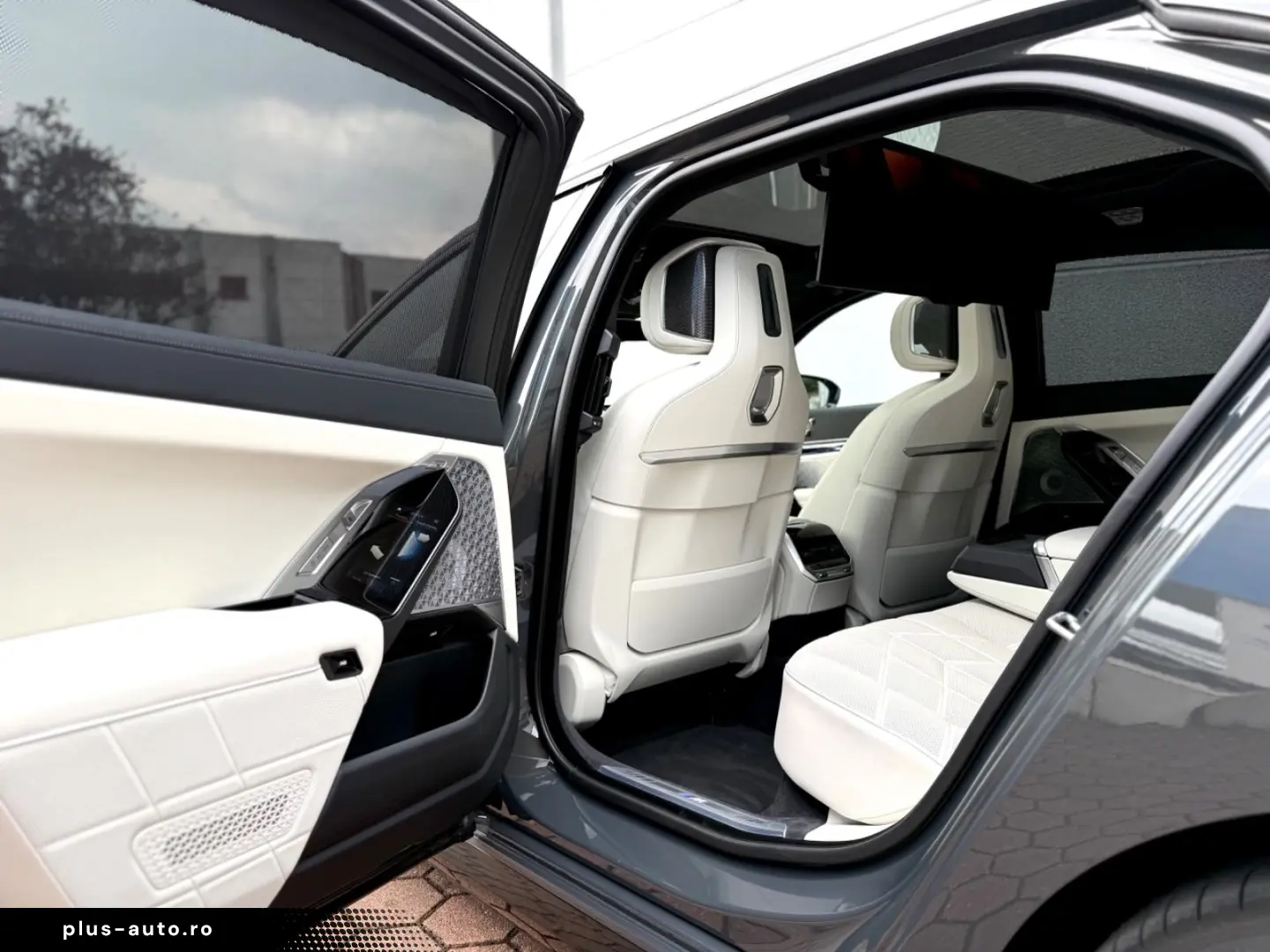 BMW M70 INDIVIDUAL PANO SKY-L CINEMA B&W CARBON ICON