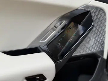 BMW M70 INDIVIDUAL PANO SKY-L CINEMA B&W CARBON ICON