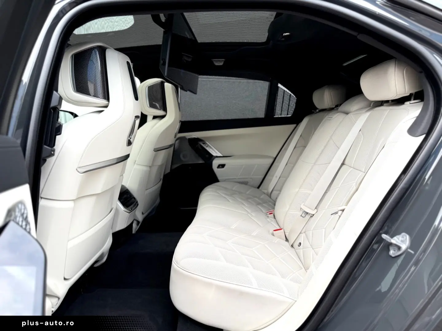 BMW M70 INDIVIDUAL PANO SKY-L CINEMA B&W CARBON ICON