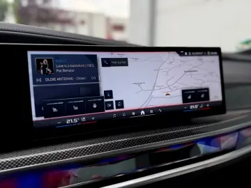 BMW M70 INDIVIDUAL PANO SKY-L CINEMA B&W CARBON ICON