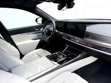 BMW M70 INDIVIDUAL PANO SKY-L CINEMA B&W CARBON ICON