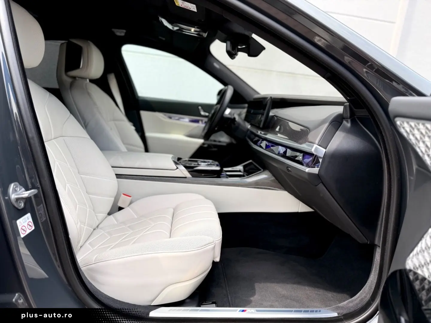 BMW M70 INDIVIDUAL PANO SKY-L CINEMA B&W CARBON ICON