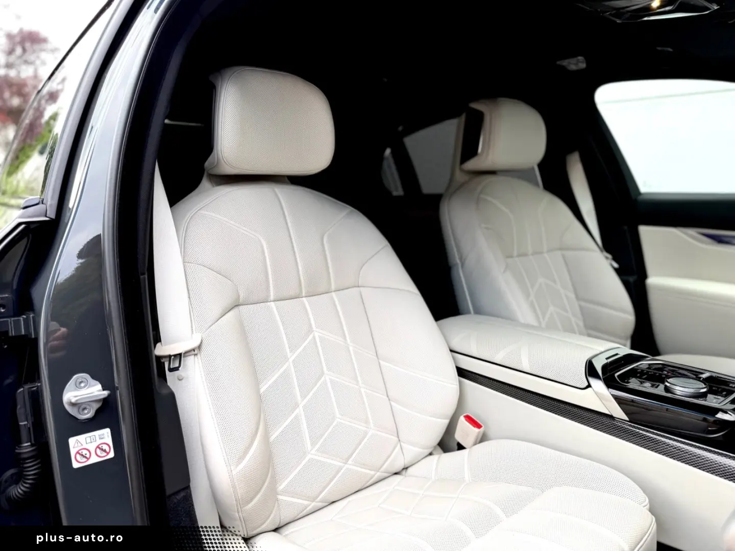 BMW M70 INDIVIDUAL PANO SKY-L CINEMA B&W CARBON ICON