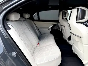 BMW M70 INDIVIDUAL PANO SKY-L CINEMA B&W CARBON ICON