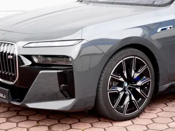 BMW M70 INDIVIDUAL PANO SKY-L CINEMA B&W CARBON ICON