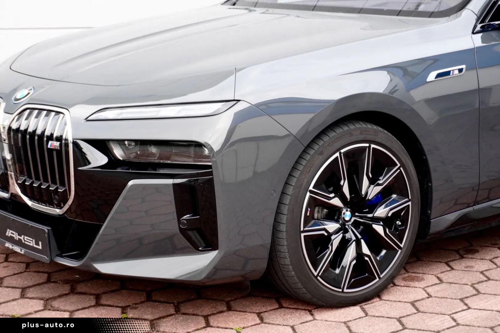 BMW M70 INDIVIDUAL PANO SKY-L CINEMA B&W CARBON ICON