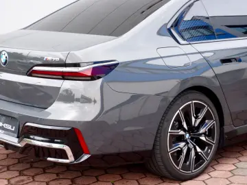 BMW M70 INDIVIDUAL PANO SKY-L CINEMA B&W CARBON ICON