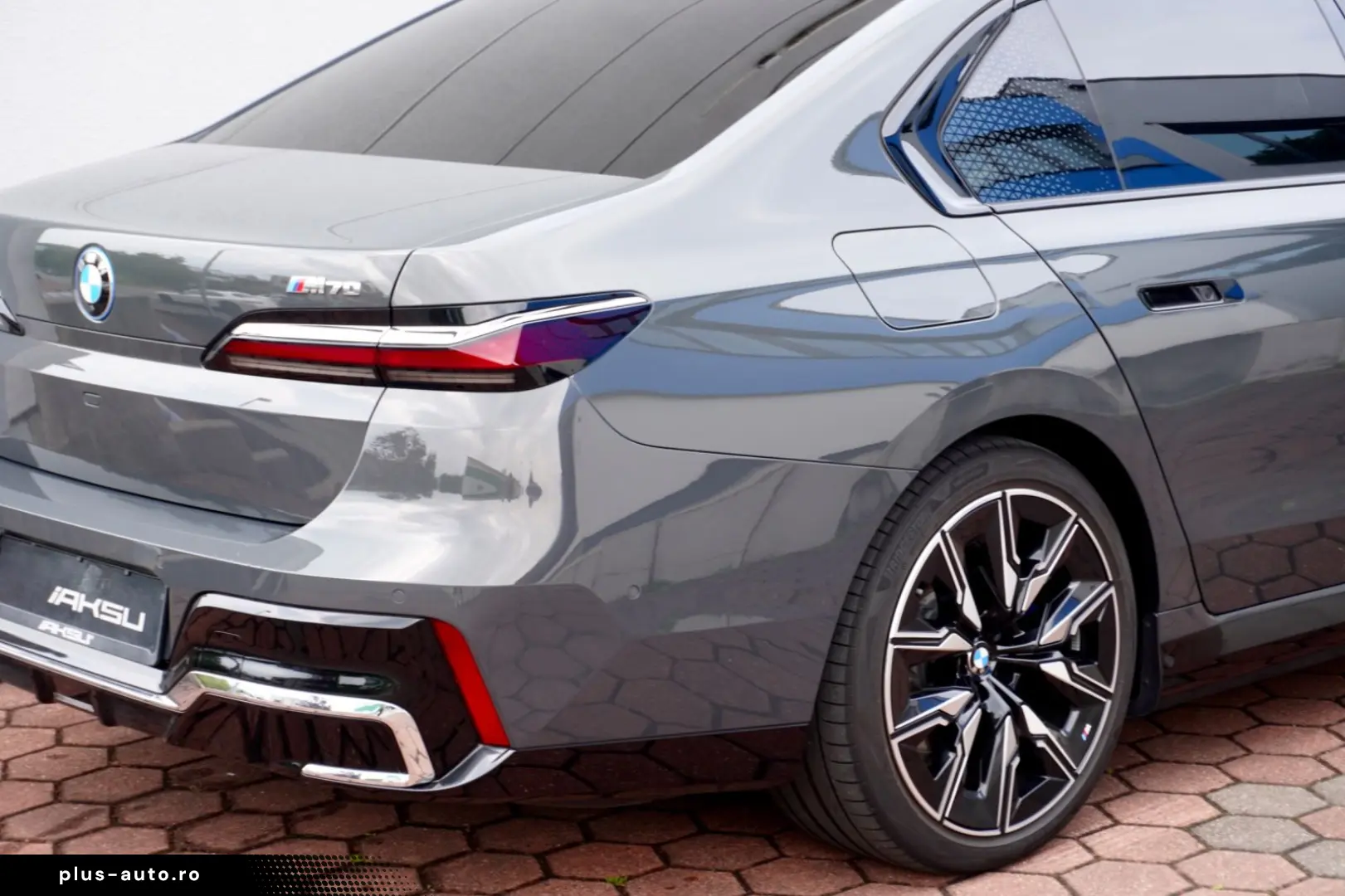 BMW M70 INDIVIDUAL PANO SKY-L CINEMA B&W CARBON ICON