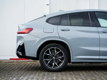 BMW X4 xDrive20i M-Sport AHK PANO ACC KoZg HuD Laser