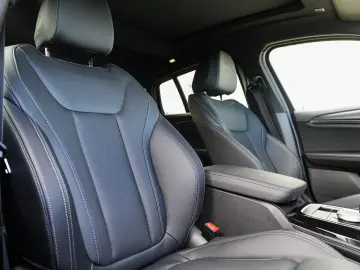 BMW X4 xDrive20i M-Sport AHK PANO ACC KoZg HuD Laser