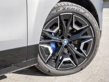 BMW iX xDrive 40 AHK NAVI LED H K KEYLESS KIMAAUT AK