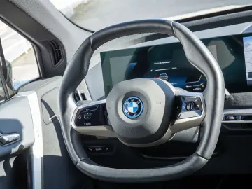 BMW iX xDrive 40 AHK NAVI LED H K KEYLESS KIMAAUT AK