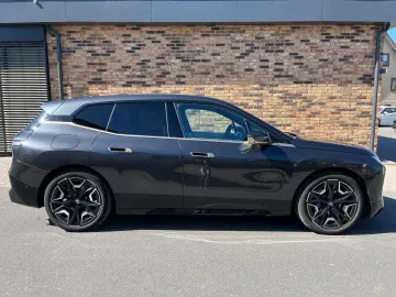 BMW iX 40 xDrive Sport Sky AHK Massage DAProf