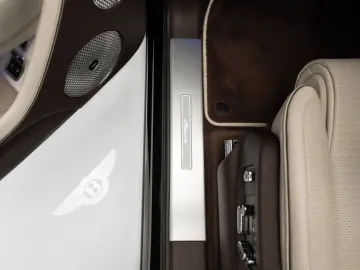 BENTLEY Bentayga 4.0 V8 EWB Azure 4WD Autom.