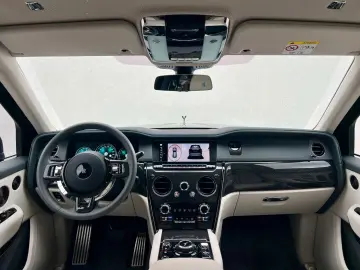 ROLLS ROYCE Cullinan Black Badge