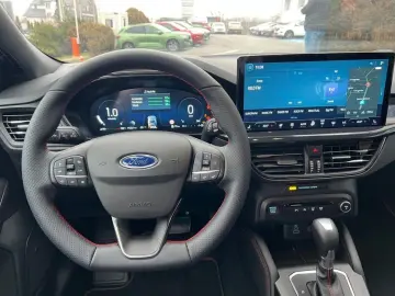 Ford Focus MCA 5 usi ST-Line X 1.0T EcoBoost mHEV 155 CP A7