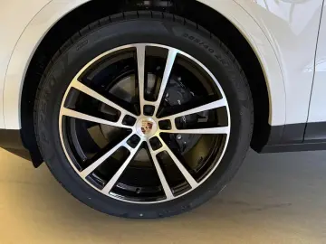 Porsche Cayenne Coupe Facelift MY26