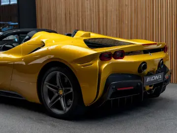FERRARI SF90 Spider Full Carbon 4.0 V8 Carbon Seats